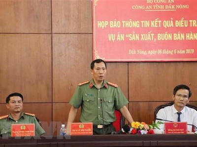 Lãnh đạo Công an tỉnh Đắk Nông trả lời câu hỏi của phóng viên báo chí. (Ảnh: Ngọc Minh/TTXVN).