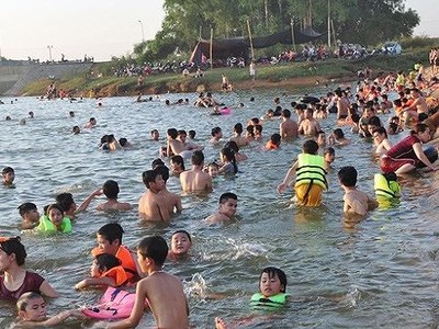 Hàng trăm người đổ về đập thuỷ lợi ở Hà Nội tắm giải nhiệt