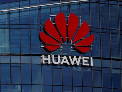 Logo của tập đoàn Huawei bên ngoài một tòa nhà ở Vilnius, Lithuania. Ảnh: Reuters.