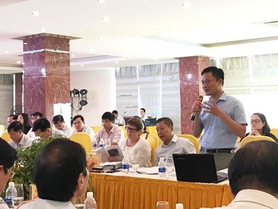 Phó Vụ trưởng Vụ Pháp chế Bộ LĐ,TB&XH Mai Đức Thiện trình bày báo cáo tại hội thảo.