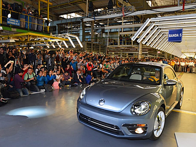 Chiếc VW Beetle cuối cùng lăn bánh khỏi dây chuyền nhà máy ở Mexico. Ảnh: VW