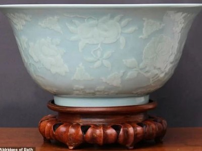 Chiếc bát sứ thời Ung Chính. Ảnh: Aldridges of Bath.