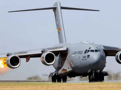 Động cơ máy bay C-17 Mỹ khạc lửa sau khi hút phải chim. Ảnh: Aviationist.
