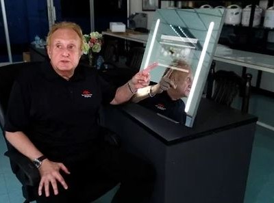 Larry Sloven sử dụng thử sản phẩm gương thông minh tại nhà máy ở Thái Lan ngày 22/7. Ảnh: Reuters.