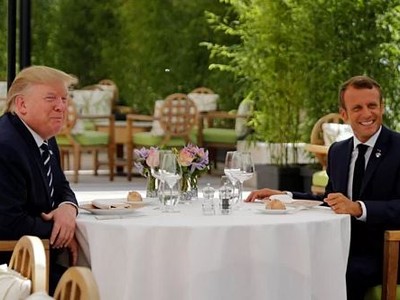 Tổng thống Mỹ Donald Trump và Tổng thống Pháp Emmanuel Macron hôm qua. Ảnh: Reuters.