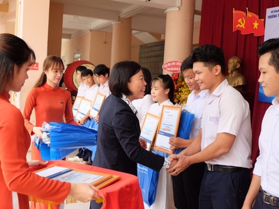 Bà Phạm Thị Thu, Giám đốc Sacombank Chi nhánh Đồng Nai trao học bổng cho các em Trường THPT Ngô Quyền.