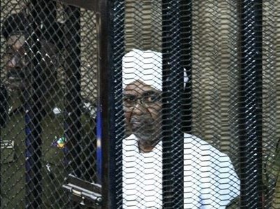 Cựu tổng thống al Bashir ngồi sau song sắt trong phiên tòa xét xử hôm 31/8. Ảnh: AFP.