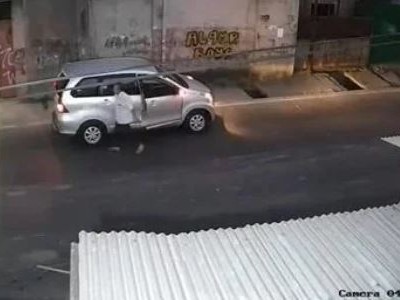 Tài xế mất ôtô khi quay lại đóng cổng