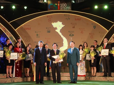 Bộ trưởng Bộ Tài nguyên và Môi trường Trần Hồng Hà (phải) và Phó chủ tịch VCCI Võ Tân Thành (trái) trao Chứng nhận Top 10 doanh nghiệp bền vững 2019 cho đại diện HDBank – ông Nguyễn Thành Đô, Phó Chủ tịch HĐQT.