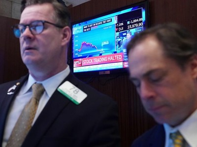 Nhân viên giao dịch trên Sàn Chứng khoán New York khi thị trường ngừng giao dịch. Ảnh: Reuters