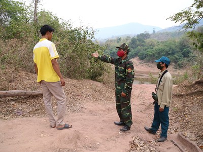 Biên phòng Quảng Trị ngăn một người dân có ý định sang Lào thăm người thân. Ảnh: Hoàng Táo.