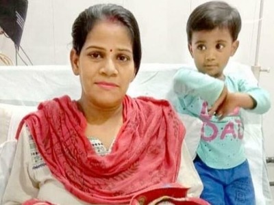 Preeti Verma cùng con gái đầu và hai con song sinh. Ảnh: EPS.