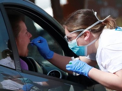 Nhân viên y tế lấy mẫu xét nghiệm tại Chessington, Anh ngày 15/4. Ảnh: Reuters.