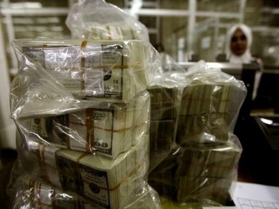 Số tiền mặt mà gia đình Emily Schantz nhặt được trên đường hôm 16/5. Ảnh: AFP