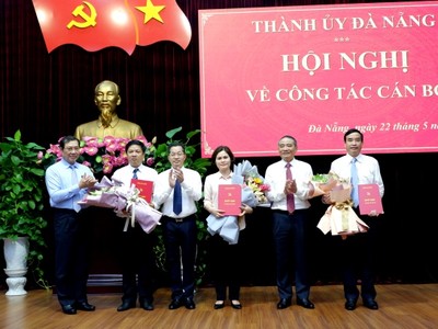 Bí thư Thành ủy Đà Nẵng Trương Quang Nghĩa; Phó Bí thư Thường trực Thành ủy Nguyễn Văn Quảng; Chủ tịch UBND thành phố Huỳnh Đức Thơ trao quyết định và chúc mừng 3 tân Ủy viên Thường vụ Thành ủy.
