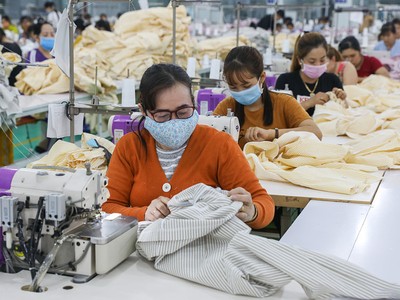 Công nhân may tại một công ty ở Long An. Ảnh: Như Quỳnh.
