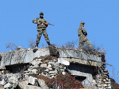 Binh sĩ Ấn Độ gác tại đèo Bumla dọc theo biên giới với Trung Quốc, tháng 10/2012. Ảnh: AFP.
