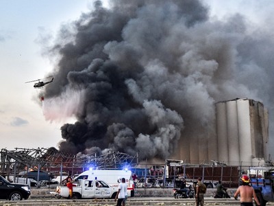 Lực lượng cứu hộ tại hiện trường vụ nổ hôm 4/8. Ảnh: AFP.