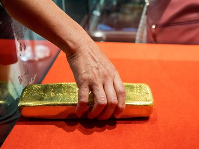 Giá vàng hôm nay ngày 16/1: Giá vàng trong nước mất gần 300.000 đồng/lượng