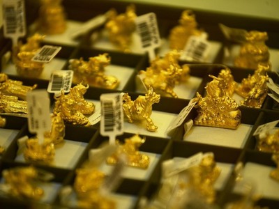 Giá vàng hôm nay ngày 16/4: Giá vàng trong nước tăng không theo kịp giá vàng thế giới