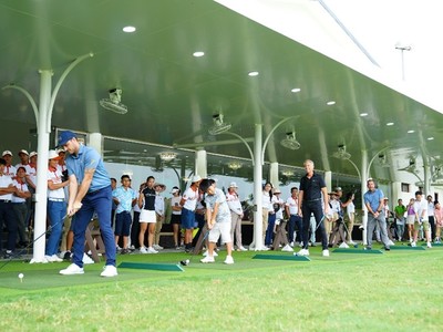 Các đại biểu phát bóng chính thức khai trương Học viện Gôn Jack Nicklaus cơ sở Legend Hill Country Club.