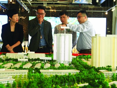 Giá nhà nội đô neo cao và nguồn cung mới khan hiếm khiến nhiều người hướng ra vùng ven tìm mua nhà. Ảnh: Bình Minh.