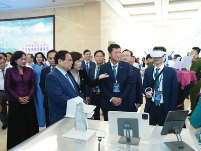 Đại diện BIDV giới thiệu với Thủ tướng Phạm Minh Chính và lãnh đạo Ngân hàng Nhà nước về những ứng dụng công nghệ tại Ngân hàng.