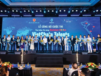 Đại diện các trường đại học và doanh nghiệp cam kết tham gia, đồng hành cùng VietChain Talents nhận hoa cảm ơn từ đại diện Ban tổ chức.