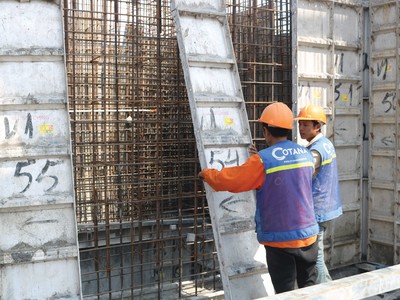 Biến động giá cả nguyên vật liệu và chi phí thi công là một trong những bài toán các doanh nghiệp bất động sản phải đối mặt .