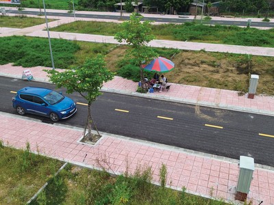 Nhà đầu tư đi xem đất vùng ven. Ảnh: Dũng Minh.