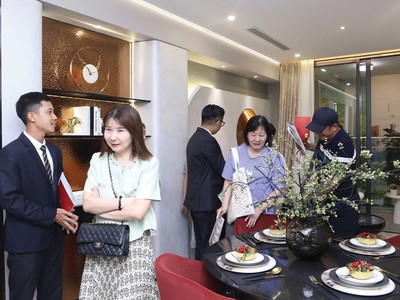 Khách hàng tham quan nhà mẫu tại một dự án ở TP.HCM. Ảnh: Lê Toàn.