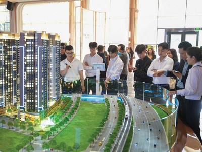 Môi giới của Dat Xanh Services giới thiệu sản phẩm cho khách hàng.