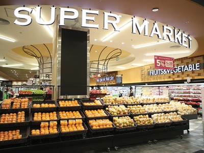 Các nhà bán lẻ đang thay đổi linh hoạt theo thị hiếu khách hàng, từ không gian vật lý đến trải nghiệm mua sắm. Ảnh: Bình Minh.