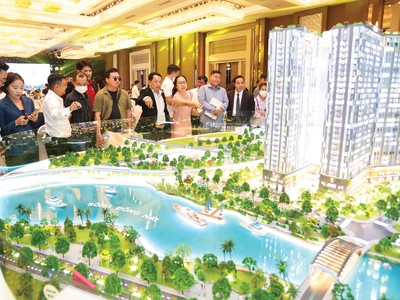Nhiều dự án mới của doanh nghiệp bất động sản ra mắt mới đây thu hút sự quan tâm của người dân. Ảnh: Lê Toàn.