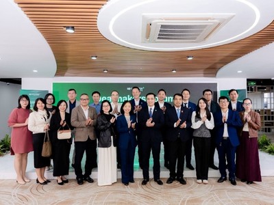 Khách mời và đại diện UPSC chụp hình lưu niệm tại sự kiện Dealmakers Forum 2025.