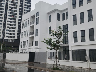 Công trình trường học mới tinh nằm ngay cổng dự án, nhưng chưa được đưa vào sử dụng. Ảnh: Dũng Minh.