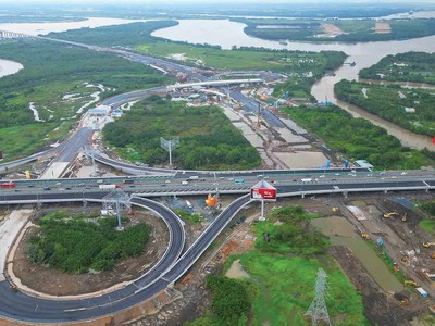 Tuyến đường Vành đai 3 đang được đẩy nhanh thi công. Ảnh: Lê Toàn.