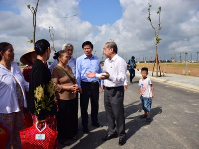 Lãnh đạo tỉnh Thừa Thiên Huế thăm các hộ dân thuộc diện tái định cư Dự án di dời, tái định cư, giải phóng mặt bằng khu vực I Kinh thành Huế.