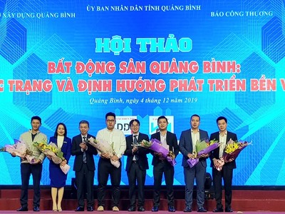 Ban tổ chức tặng hoa cho các chuyên gia, đại biểu tham dự Hội thảo.