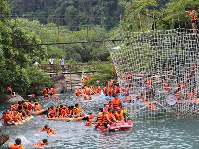 Điểm du lịch suối nước Moọc là một trong những điểm du lịch nổi tiếng và thu hút đông đảo du khách tại Quảng Bình.