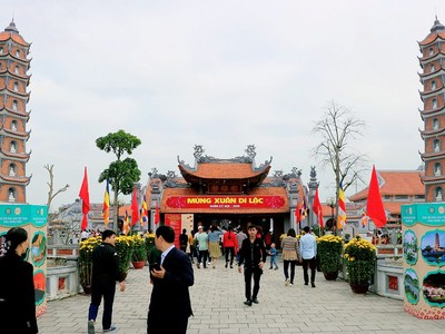 Điểm du lịch Chùa Hoàng Phúc, tỉnh Quảng Bình, nơi hàng ngày có đông đảo du khách đến tham quan.