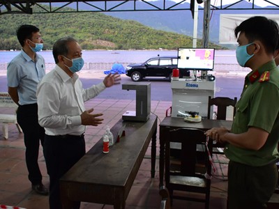 Chủ tịch UBND tỉnh Thừa Thiên Huế đi kiểm tra tại chốt khai báo y tế khu vực Lăng Cô, huyện Phú Lộc.