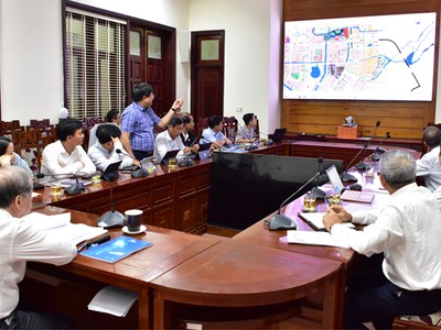 Đại diện Tập đoàn CMC trình bày ý tưởng đầu tư với lãnh đạo tỉnh Thừa Thiên Huế.