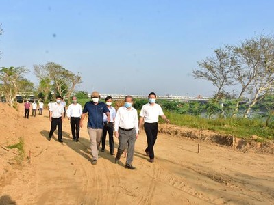 Chủ tịch UBND tỉnh Thừa Thiên Huế Phan Ngọc Thọ kiểm tra tiến độ chỉnh trang đường đi bộ dọc sông Hương.