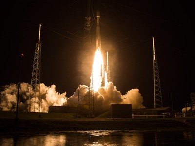 Tên lửa Atlas V, sử dụng động cơ RD-180 của Nga.