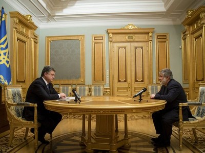 Tổng thống Petro O.Poroshenko (bên trái) và Ihor Kolomoisky (ben phải) trong cuộc gặp mặt tại Kiev, trước khi Ihor bị bãi nhiệm