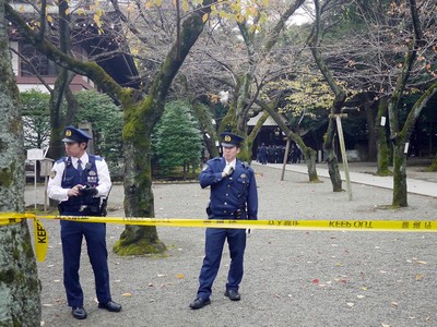 Cảnh sát Nhật Bản tại ngôi đền Yasukuni sau khi vụ nổ xảy ra
