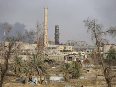 Khung cảnh nhà máy lọc dầu Baiji tại Baghdad, nơi IS nắm giữ