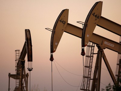 Giá dầu xuống dưới 28 USD/thùng