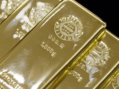 Giá vàng ngày 1/4: USD yếu giúp vàng thoát đáy